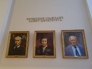 🖼 В Мариинском дворце Петербурга после ремонта перевесили портреты почетных жителей. Вместо блокадницы Берггольц и академика Лихачева теперь Путин, Матвиенко и патриарх КириллПримета времени: в Мариинском дворце Петербурга после ремонта перевесили портреты