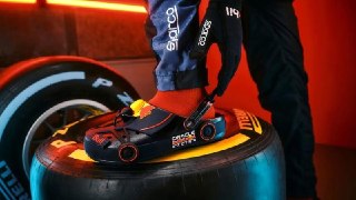 Crocs и Red Bull выпустят коллекцию сабо в виде болидов «Формулы-1»Старт продаж запланирован на 21 мая. Тапки для гонщиков будут доступны в двух вариантах:› Classic Runner — 85 долларов (~6200 рублей);› Crocband Clog — 95 долларов (~6900 рублей).«Скорость,