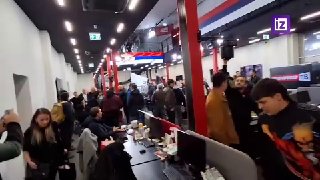קהל אופוזיציה זועם הגיע לערוץ הטלוויזיה מודיע, הידוע בתמיכתו בנשיא סרביה לשעבר אלכסנדר ווצ'יץ'. המפגינים דו…