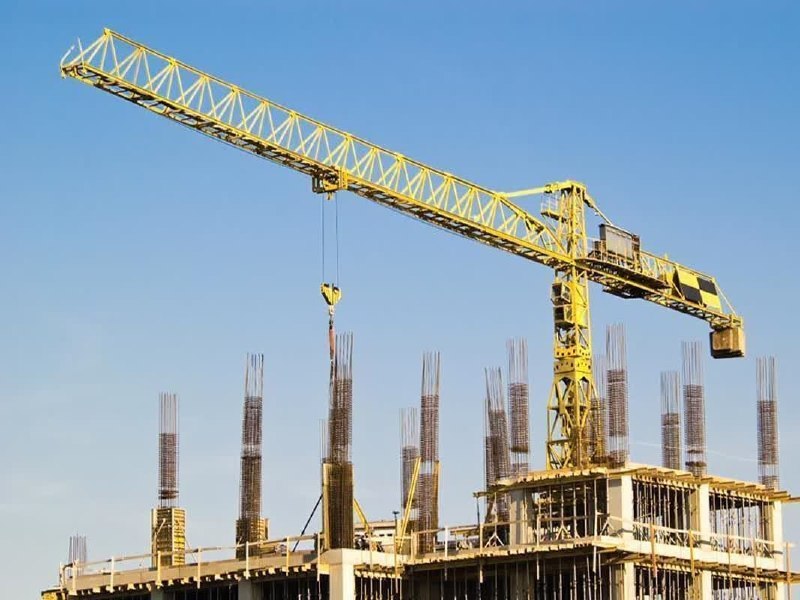 پایگاه خبری سفیرافلاک: 📣 صدای مردم لرستان 🚨🚨🚨 چرخش خطرناک جرثقیل برج‌های دوقلوی خرم‌آباد به سمت بافت مسکونی در اثر وزش باد‼️ برج‌های نیمه‌کاره 