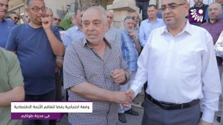 סוחר מטול-כרם מוסר את מפתחות חנותו לראש לשכת המסחר והתעשייה בטול-כרם במחאה על הרעה בתנאים הכלכליים בעיר.