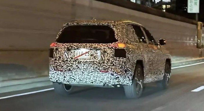 Toyota вывела на тесты RAV4 нового поколения 2