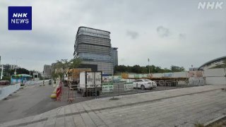 11月11日，珠海体育中心无差别撞人致35死 事件一周年。日本NHK记者前往现场发现，事发地附近仍驻扎着许多警察，并且对外媒的采访非常警惕。据悉，珠海体育中心至今仍处于关闭状态。当地政府透露此处计划进行翻新施工，政府方面希望人们能淡忘这起事件。查看原文