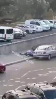 В Австралии произошёл теракт во время празднования Хануки. Неизвестные открыли огонь из огнестрельного оружия на пляже Бонди-Бич в Сиднее.  Сообщается, что ранены несколько человек. Точной информации пока нет.   По предварительным данным, один из террорист