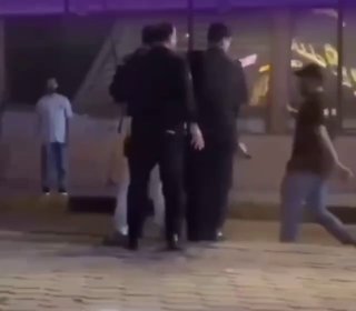 מתח והמשטרה מושכת נשק על נהגי מוניות ליד קניון כיכר בצרה