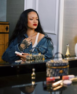 В США женщина обстреляла дом Рианны из штурмовой винтовки, когда певица находилась дома, сообщают источники The LA Times и ABC News в правоохранительных органах.Инцидент произошел 8 марта в Лос-Анджелесе. В результате стрельбы никто не пострадал, поврежден