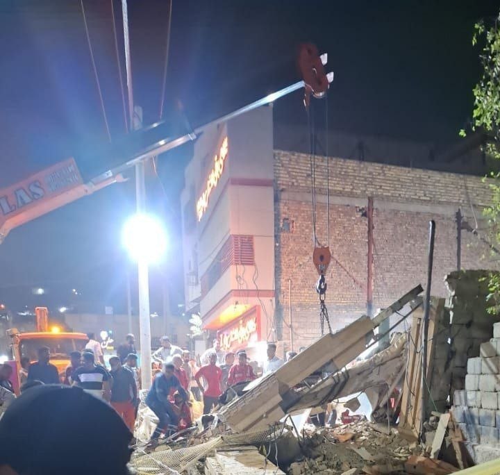 ‼ מדיווחים עולה כי בית התפוצץ במינב, ואמר כי הסיבה היא התפוצצות בלון גז.