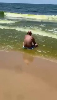 פעילים הפיצו סרטון וידאו של חוף רמלת אל ביידה בביירות, בו המים נראים צהובים, המשקפים את כמות הזיהום הגדולה.