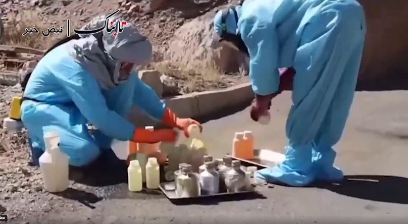 من و تو Manoto Tv: متخصصین سپاه اسلام هستند دارند با مواد مرتبط با سوخت مایع کار می کنند. [سس رستوران را حتی با قیف پر می‌کنند]خیلی دوست دا