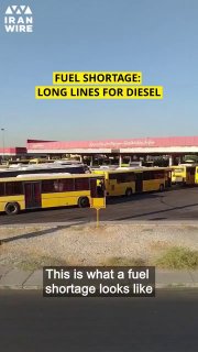 קווי אוטובוס ארוכים נוצרים בתחנות הדלק האיראניות כאשר הבנזין והסולר אוזלים.