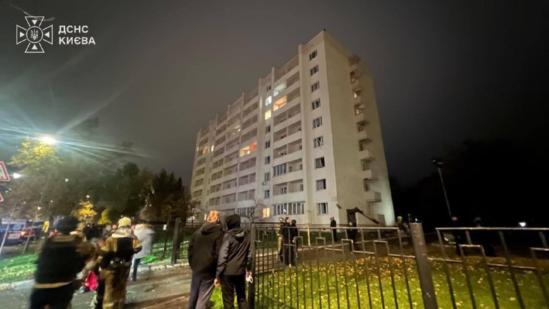 כתוצאה משתי התקפות רקטות על קייב מאז הערב בבירה, אדם אחד מת ו-14 נוספים נפצעו. "בנייני מגורים רבי קומות ופר…