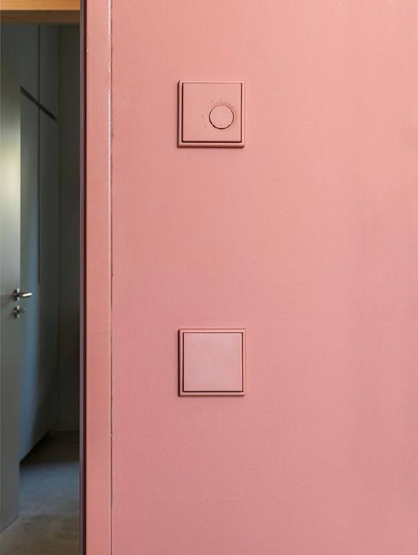 А что, если сделать выключатели и розетки акцентами в вашей квартире? Винтажные, цветные, в цвет стен - все это может добавить характера пространст... - изображение 8 - добавить, застройщика, если