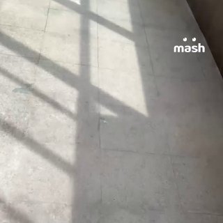 Пожар в элитном ЖК "На Страстном бульваре" мог произойти из-за владельцев квартир на верхних этажах — один из владельцев мансарды хотел её перестроить.  Строительный мусор вспыхнул, огонь перекинулся ниже. Сейчас площадь пожара увеличилась до 300 квадратов