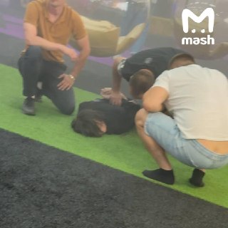 "Жизнь надоела просто. Я планировал просто убить себя"Напавший с мачете на торговый центр в Краснодаре был одет в толстовку с надписью CRIME — при задержании он заявил, что ему никто не платил. Сегодня он пришёл в ТЦ WestMall, напал на охранника и взорвал 