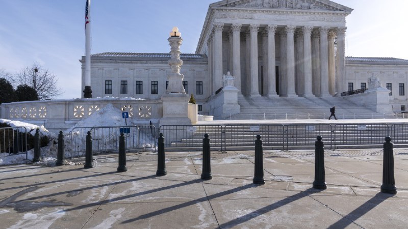 Supreme Court allows Trump to strip legal protections from 350,000 Venezuelans who risk deportation
