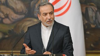 Иран победил в войне с США. Штаты больше не будут вмешиваться во внутренние дела Ирана и прекратят блокировать Ормузский пролив. Главные заявления главы МИД Ирана Аббаса Аракчи:— В рамках временного соглашения будет объявлено об окончании войны на всех фро