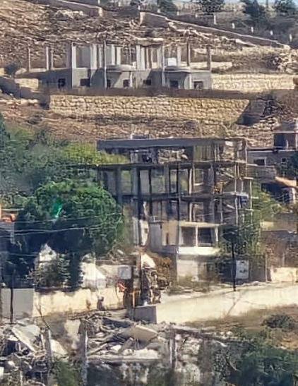 דחפור ישראלי מתקדם בפאתי העיירה בראשית
