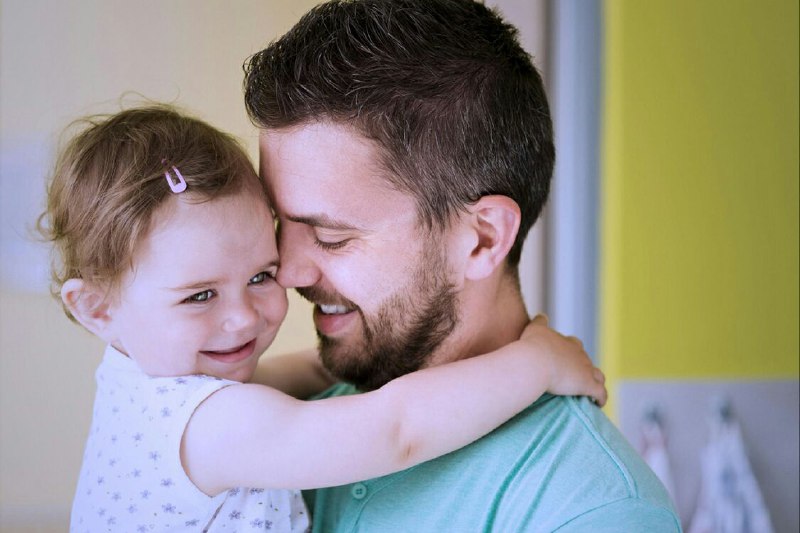 👪 " روانشناسی" همسرداری" 👪: توجه و تاييد موفقيت ها و توانايی های كودك از طرف پدر "به عنوان مسئول خانواده" حس مثبت ارزشمندی را در كودك ايجاد كرده و ا