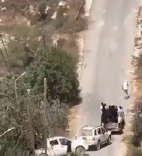 צפו: תוקפים יהודים רעולי פנים מגיעים בטנדרים לבנים של טויוטה לגדה המערבית.