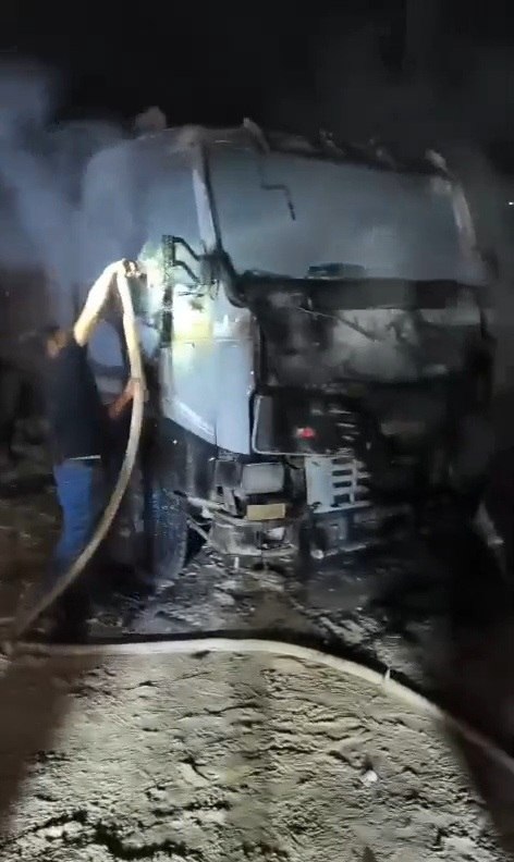 מתנחלים שורפים מכונה באזור התעשייה בעיירה ביתא מדרום לשכם