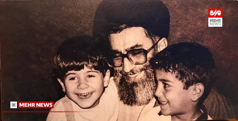 اخبار فارس: ♦️تصویری متفاوت از کودکی آیت الله سیدمجتبی خامنه‌ای، رهبرانقلاب اسلامی در آغوش رهبر شهید ایران@akhbarfars