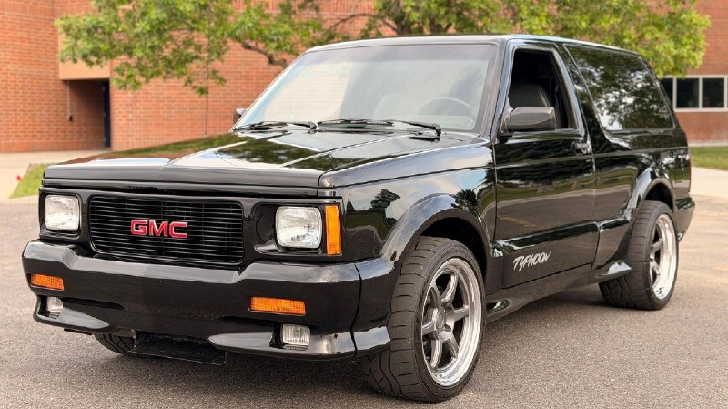 682 сил на колёсах у GMC Typhoon из 1993 года. Да, тому самому квадратному SUV,
