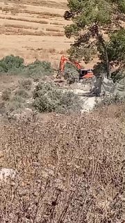 כוחות הכיבוש מניחים קוביות מלט ליד השער הסגור בכניסה ליישוב אידנא ממערב לחברון.