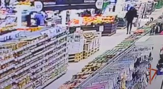 Мальчики, пользуемся лайфхаком из подмосковной Электростали:1. Берёте в супермаркете пылесос за 16к рублей, или что-то другое дорогостоящее, как молчел из видео;2. Наклеиваете на него штрих-код от луковицы за 4 рубля 59 копеек;3. Пробиваете на кассе самооб