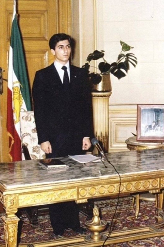 انقلابی - لشکر قدس: ♦️‌این عکس سم از پهلویه که داره به قرآن قسم میخوره و از قرآن کمک میخواد جمهوری اسلامی رو شکست بده‌پ.ن: مثل اینکه فرعون پ