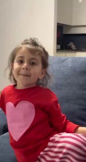 הרגשות הכי כנים: איך בנותיו של ארתור דווטיאן הריעו לאבא שלהן ליד מסך המחשב הנייד בנותיו של אלוף העולם פעמיי…