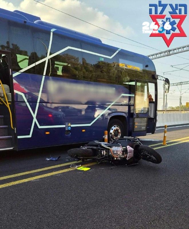 🇮🇱 בתאונת דרכים בין אוטובוס לאופנוע עם 2 רוכבים בכביש 20 סמוך למחלף קק"ל. נפצעו שני רוכבי האופנוע, גברים כבני 30, באורח בינוני. הם פונו לאיכילוב עם חבלה רב-מערכתית.