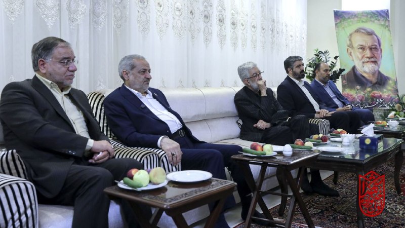 پایگاه خبری کاف نیوز: دیدار اعضای دفتر حفظ‌ونشر آثار رهبر شهید انقلاب با خانواده شهید دکتر علی لاریجانیغلامعلی حدادعادل و علیرضا کاظمی؛ وزیر آ