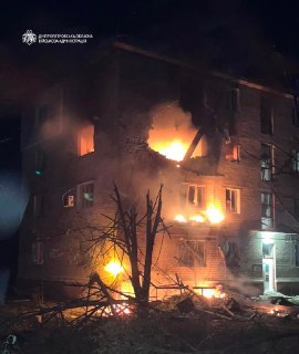 В городе Марганец в Днепропетровской области в результате обстрела погиб трехмесячный ребенок, еще 11 человек пострадали, сообщает ГСЧС Украины.«Более 20 раз противник атаковал три района области беспилотниками, артиллерией и авиабомбой, — написал глава ре