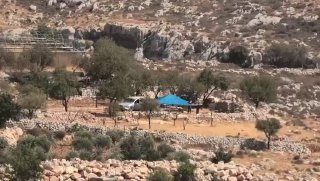 מתנחלים הקימו אוהל במקום מוצב שפונה לפנות בוקר באדמות הכפר ברקה, מזרחית לרמאללה.