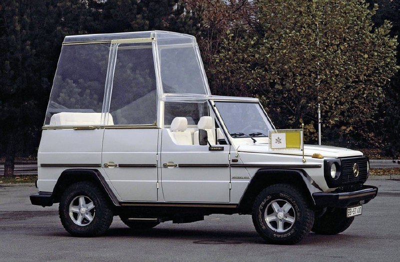 Mercedes-Benz  представил электрический «папамобиль» 2