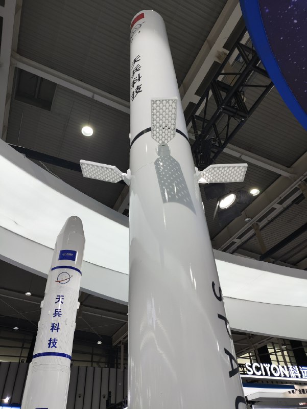 今天是2024世界智能制造博览会的第二天，第一块的机器人展区非常有意思，有很多相关的企业展示出了各种形态的机器人，机器人这个概念其实也不局限于人形了，各种形态的都可以叫做机器人