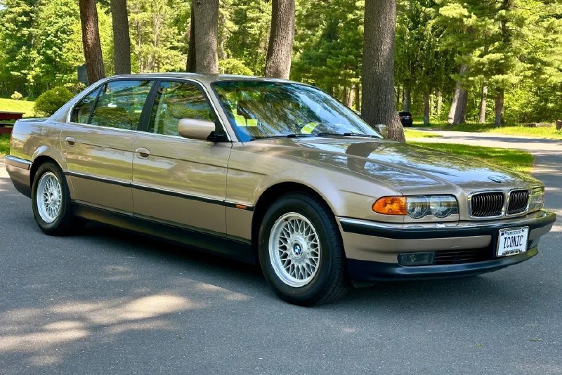 Сегодня на Bring a Trailer всплыл любопытный лот: 2000 BMW 740iL по схеме «без р