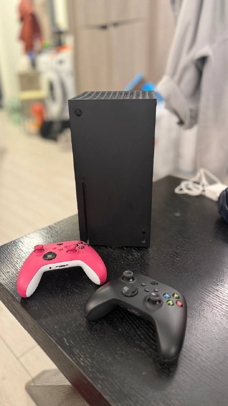 Xbox Series X с 2 геймпадами — фото 1