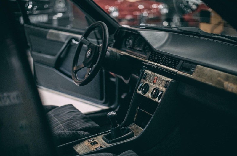 С конвейера этот автомобиль вышел как обычный семейный седан -Mercedes-Benz 300E. 6