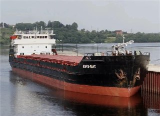 В Азовском море затонул сухогруз с грузом пшеницы. Два члена экипажа погибли, девяти удалось эвакуироваться в лодку-капсулу и добраться до побережья Херсонской области. Все они граждане России.ТАСС со ссылкой на источник в оперативных службах утверждает, ч