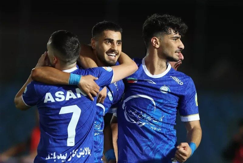 استقلال تلگرام: رزاقینیا، قلیزاده و سحرخیزان به دلیل در پیش بودن مسابقات آسیایی استقلال، فعلاً در اختیار تیم امید قرار نمیگیرند و در
