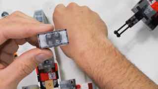 Люка растворили в ацетоне, зато теперь мы знаем, как устроен LEGO Smart Brick1 марта в продажу поступили первые LEGO-наборы с интерактивным «кирпичиком» Smart Brick, с которым мини-фигурки и LEGO-постройки издают звуки во время игры.Протестировать Smart Br