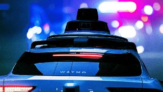 — Waymo везёт клиента. Waymo не волнует полиция и перестрелка  В Лос-Анджелесе роботакси Waymo провезло пассажира в паре метров от сцены вооружённого столкновения с полицией. Автомобиль неторопливо приблизился к преступнику на земле почти вплотную — пока п