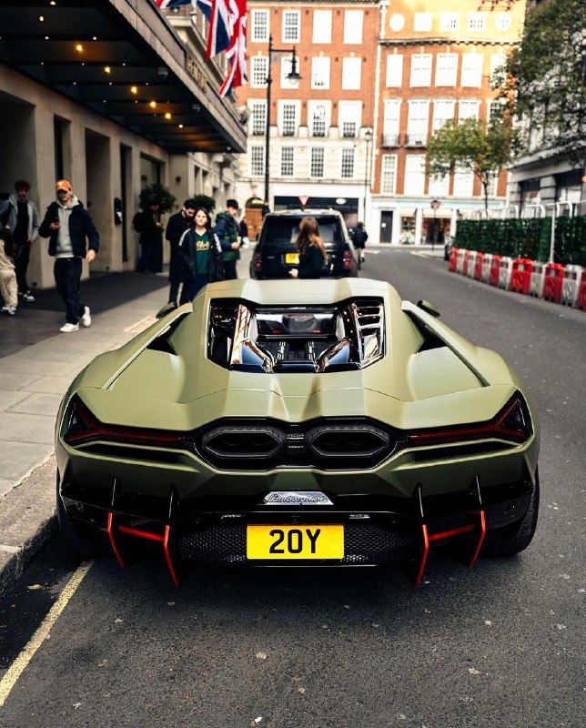 Lamborghini Revuelto 8