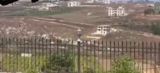 🏴 רכבי אויב נעו ברחבי בית הקברות של העיירה חדדה, בסירוק כבד במקלעים