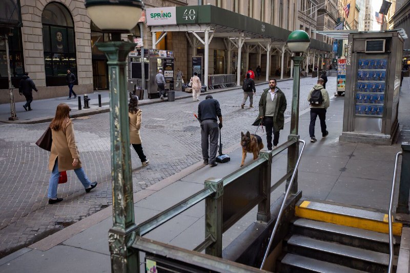 Wall Street Is Down on the Dollar as Trade Unease Lingers