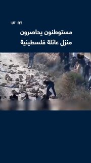 מצלמת מעקב מתעדת עשרות מתנחלים מצוררים על ביתה של משפחה פלסטינית, ואת ניסיונם להסתער על ידי הריסת גדר הרשת…