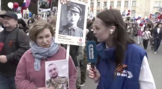 Жительницу Кемерова поздравили с пропажей сына на «СВО»Во время «Бессмертного полка» в Кемерове корреспондентка канала «Кузбасс первый» подошла к участнице марша, которая несла с собой два портрета. Журналистка спросила у жительницы, почему для нее важен Д