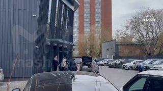 Обыски в издательстве "Эксмо" связаны со старым уголовным делом о пропаганде запрещённого и экстремистского ЛГБТ — в мае 2025 года несколько сотрудников компании были задержаны за пропаганду нетрадиционных отношений. Дело касалось книг "Лето в пионерском г