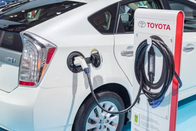 Toyota на треть уменьшила планы по выпуску электрокаров